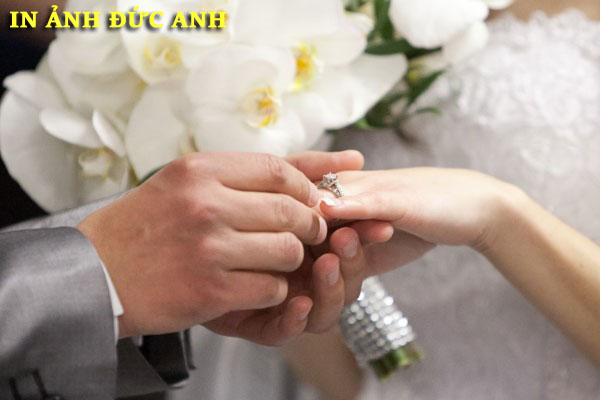 đeo nhẫn khi chụp ảnh cưới